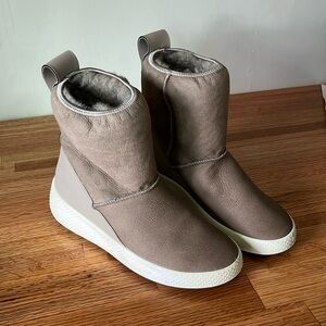 LIKE NEW Ecco boots, super cute